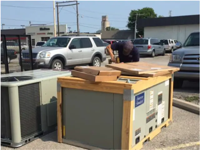 Commercial rooftop units being installed downtown